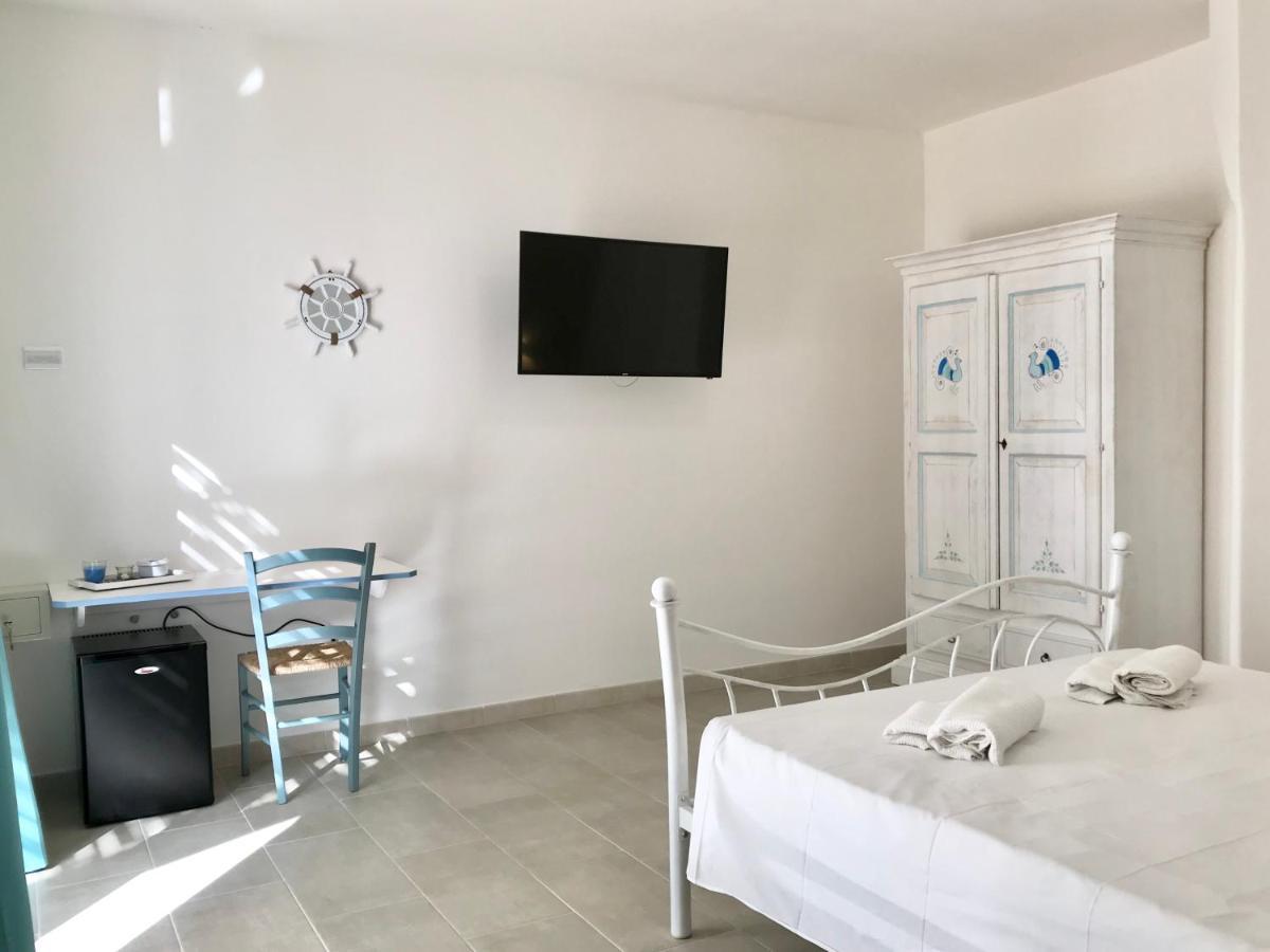 Angolo Mare Apartments & Rooms Porto Pino Exterior foto