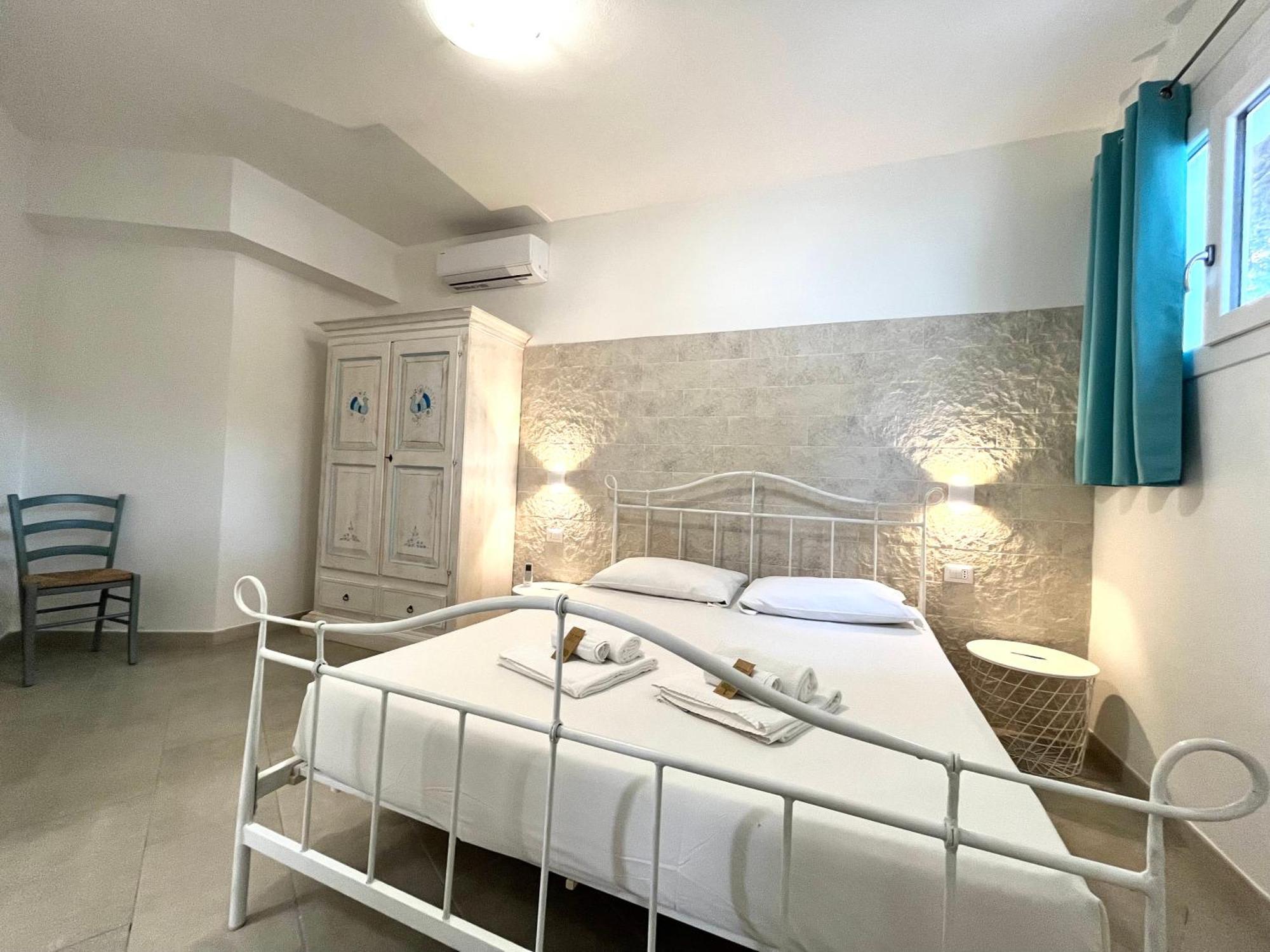 Angolo Mare Apartments & Rooms Porto Pino Exterior foto