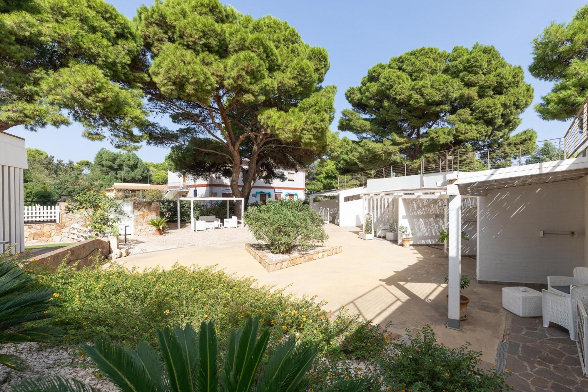 Angolo Mare Apartments & Rooms Porto Pino Exterior foto